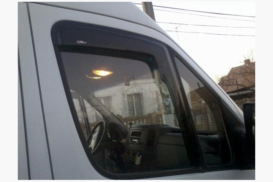 Mercedes Sprinter W906 2006–2018 Vindafvisere til sideruder, selvklæbende (2 stk., HIC) Foto 6