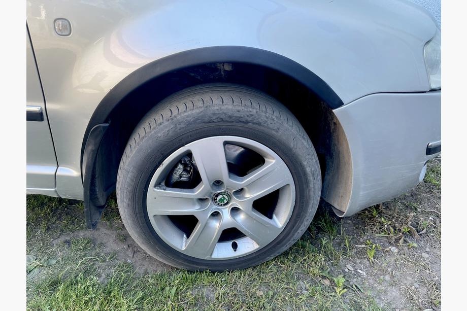 Skoda Superb 2001–2009 Hjulbuekanter (4 stk., sorte) Metal Foto 2