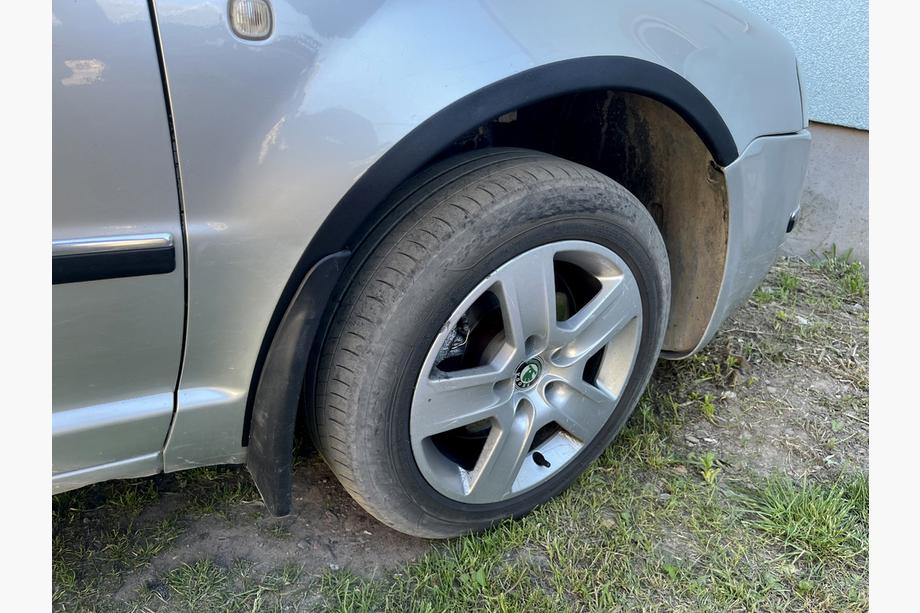Skoda Superb 2001–2009 Hjulbuekanter (4 stk., sorte) Metal Foto 4