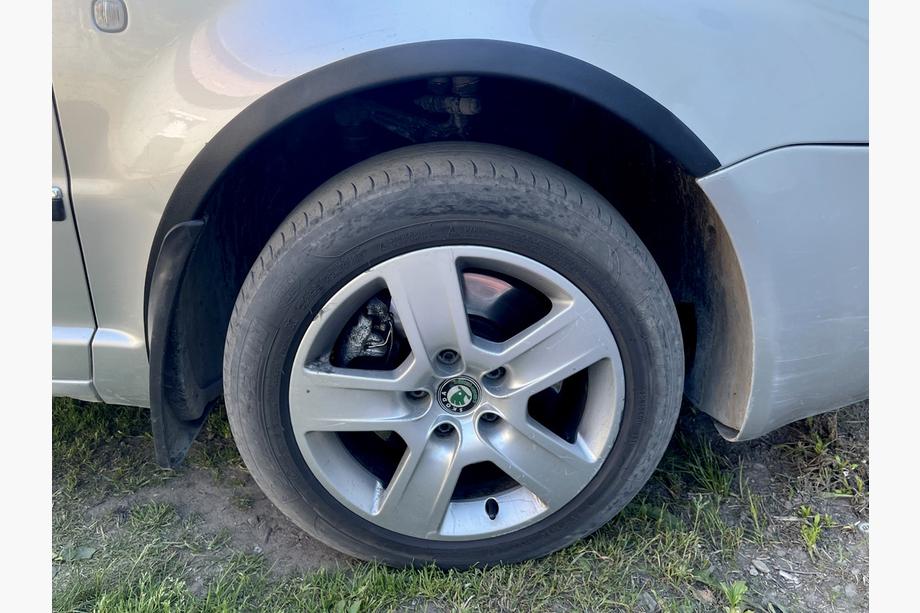 Skoda Superb 2001–2009 Hjulbuekanter (4 stk., sorte) Metal Foto 5