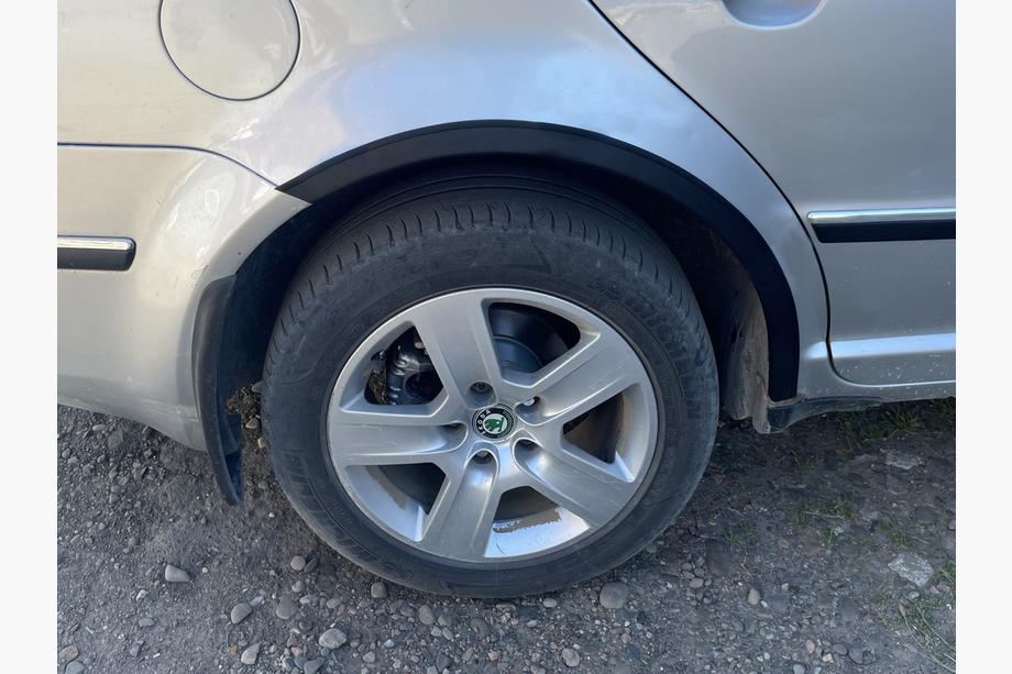 Skoda Superb 2001–2009 Hjulbuekanter (4 stk., sorte) Metal Foto 6
