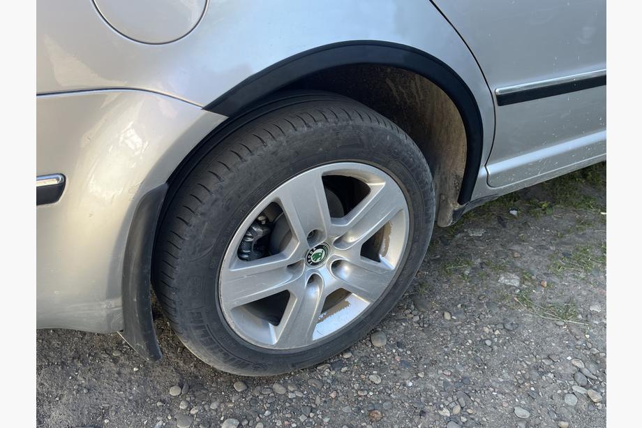 Skoda Superb 2001–2009 Hjulbuekanter (4 stk., sorte) Metal Foto 7