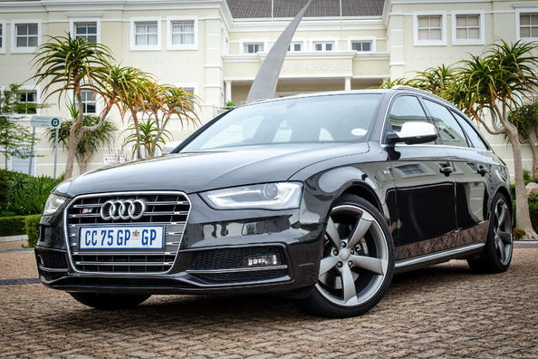 Test af den "ladede" Audi S4 sedan