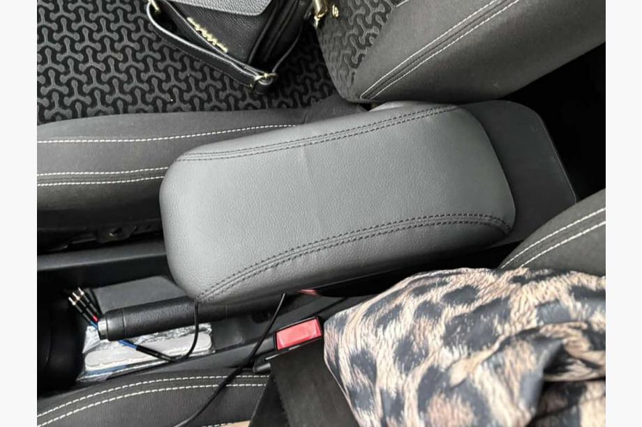 Citroen C-3 2009–2016 Armlæn (med plastadapter til kopholder) Foto 5