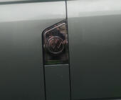 Volkswagen T5 Multivan 2003–2010 Krom tankklap-cover med logo (Carmos) foto 1