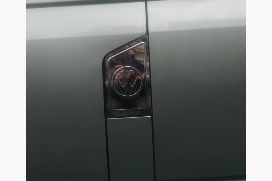 Volkswagen T5 Multivan 2003–2010 Krom tankklap-cover med logo (Carmos) Image