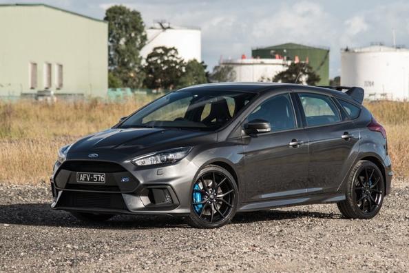 Anmeldelse af den sportslige version af hatchbacken Ford Focus RS