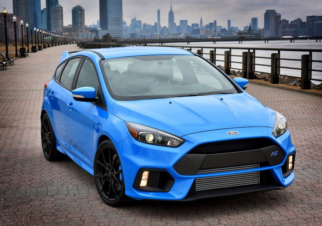 Anmeldelse af den sportslige version af hatchbacken Ford Focus RS