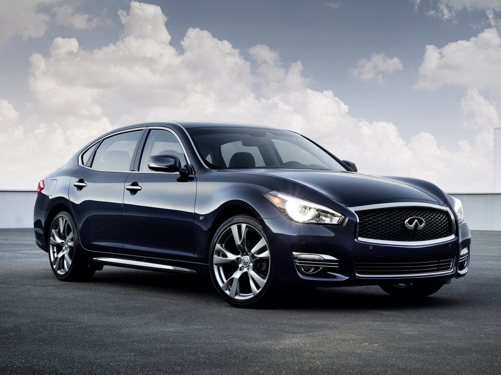 Infiniti Q70 business class-sedan