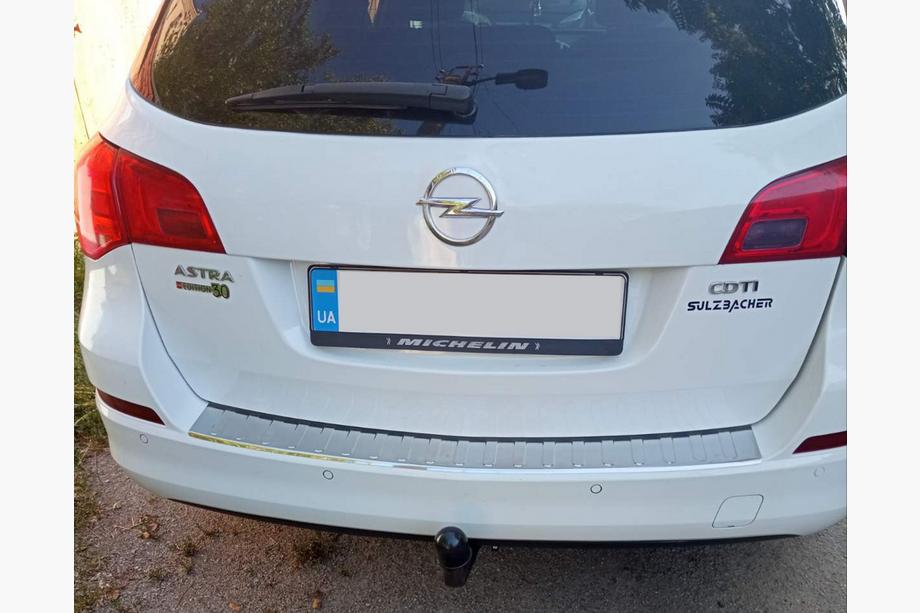 Opel Astra J 2009–2015 Bagkofangerbeskytter V-1 Carmos (SW, rustfrit stål) Image