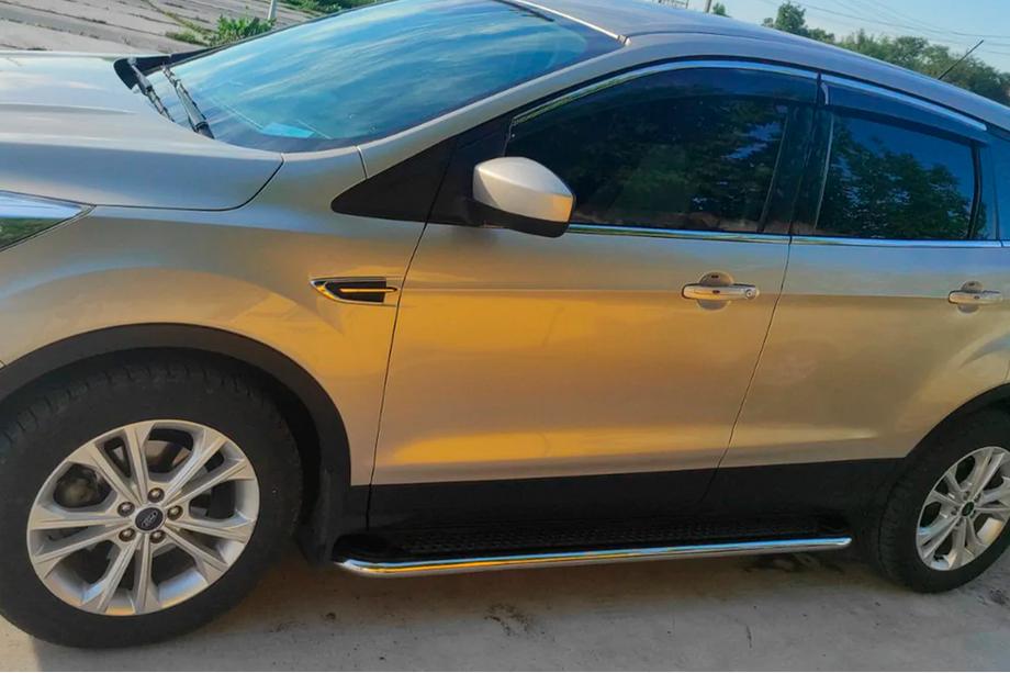 Ford Kuga/Escape 2013–2019 Sidetrin Maydos V2 (sæt med 2, aluminium + rustfrit stål) Med lakerede dørplader Foto 9