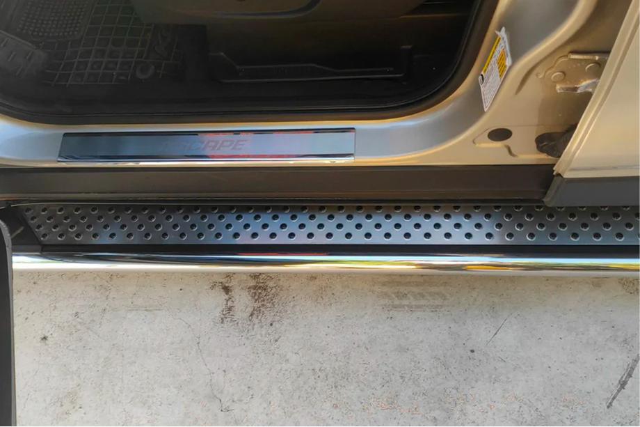 Ford Kuga/Escape 2013–2019 Sidetrin Maydos V2 (sæt med 2, aluminium + rustfrit stål) Med lakerede dørplader Foto 7