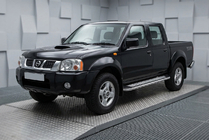 Nissan NP300 1999–2015 Sidetrin Maydos V2 (2 stk., aluminium ↗ rustfrit stål) foto 1