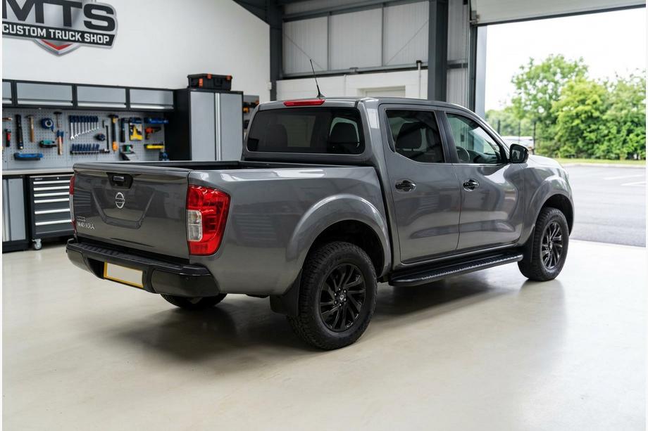 Nissan Navara/NP300 2016– Sidetrin Bosphore Black (2 stk., aluminium) Image