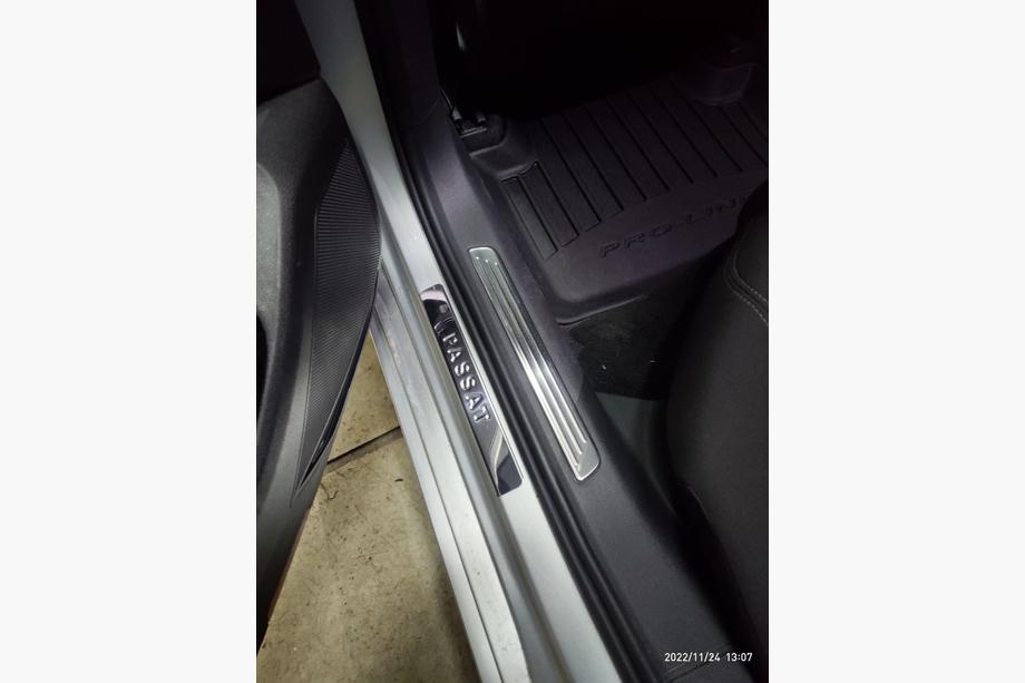 Volkswagen Passat B8 2015–2023 OmsaLine indvendige dørtrinslister (sæt med 4 stk., rustfrit stål) Foto 6