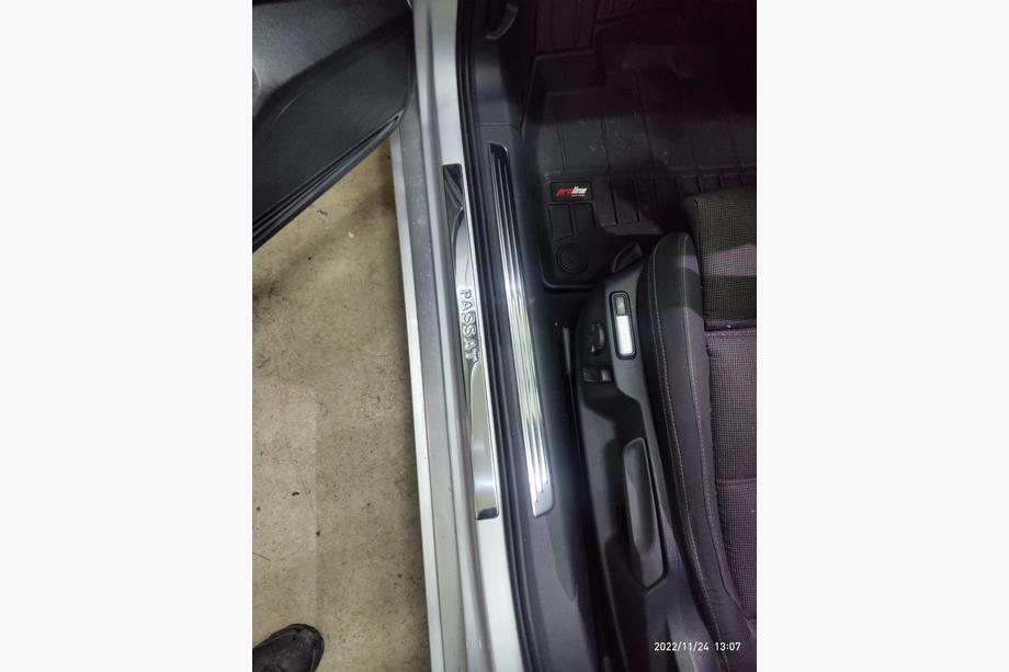 Volkswagen Passat B8 2015–2023 OmsaLine indvendige dørtrinslister (sæt med 4 stk., rustfrit stål) Foto 4