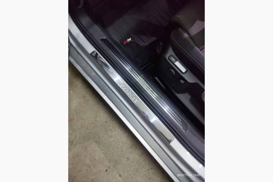 Volkswagen Passat B8 2015–2023 OmsaLine indvendige dørtrinslister (sæt med 4 stk., rustfrit stål) Foto 5