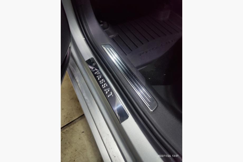 Volkswagen Passat B8 2015–2023 OmsaLine indvendige dørtrinslister (sæt med 4 stk., rustfrit stål) Foto 7