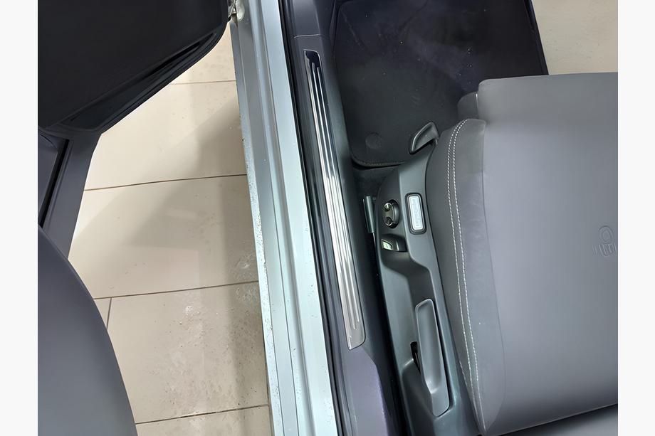 Volkswagen Passat B8 2015–2023 OmsaLine indvendige dørtrinslister (sæt med 4 stk., rustfrit stål) Foto 1