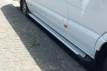 Mercedes Sprinter W907/W910 2018– Sidetrin Allmond Grey (2 stk., aluminium) foto 1