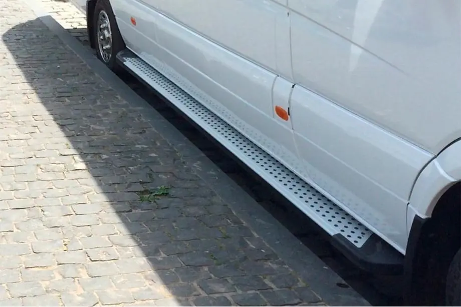 Mercedes Sprinter W907/W910 2018– Sidetrin Allmond Grey (2 stk., aluminium) Image