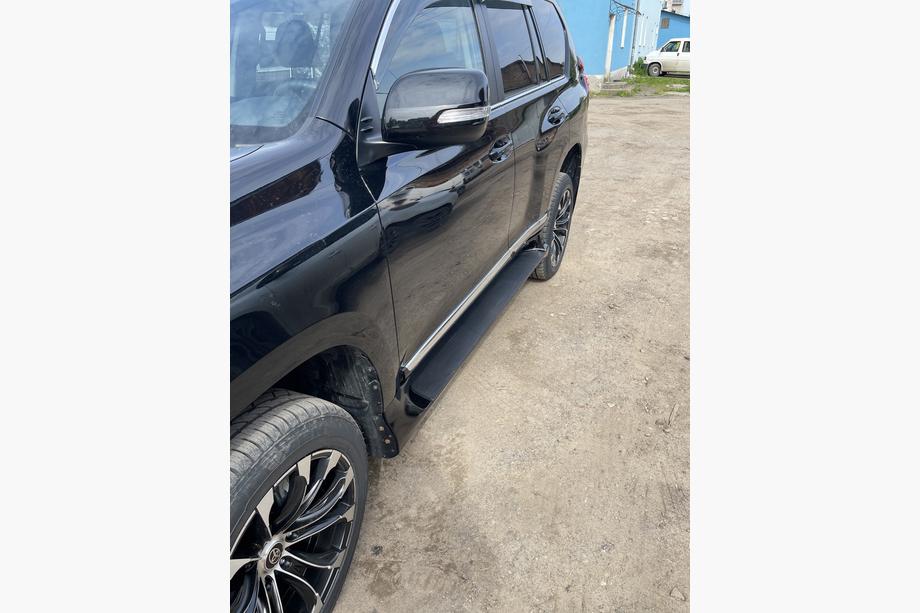 Toyota Land Cruiser Prado 150 2009–2023 GX-style sidetrin (2 stk., aluminium) Hvid farve (grå trinbræt) Foto 8