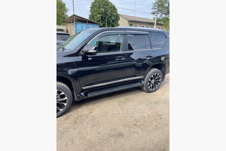 Toyota Land Cruiser Prado 150 2009–2023 GX-style sidetrin (2 stk., aluminium) Hvid farve (grå trinbræt) Foto 9