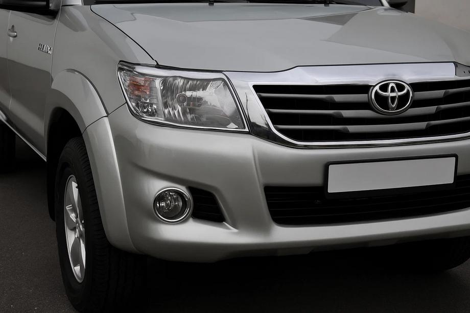 Toyota Hilux 2006–2015 Krom forlygterammer (2 stk., plast) Image