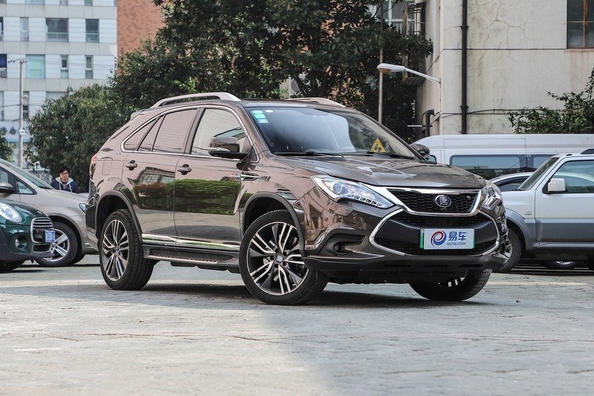 Hybrid 7-personers crossover BYD Tang 100