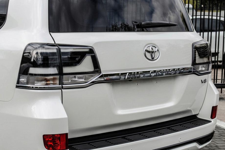 Toyota Land Cruiser 200 2007–2021 Baglygter 2016+ (Executive Black) Image