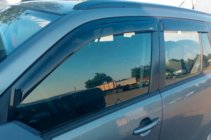 Suzuki Grand Vitara 2005–2017 Vindafvisere til sideruder (4 stk., HIC) foto 9