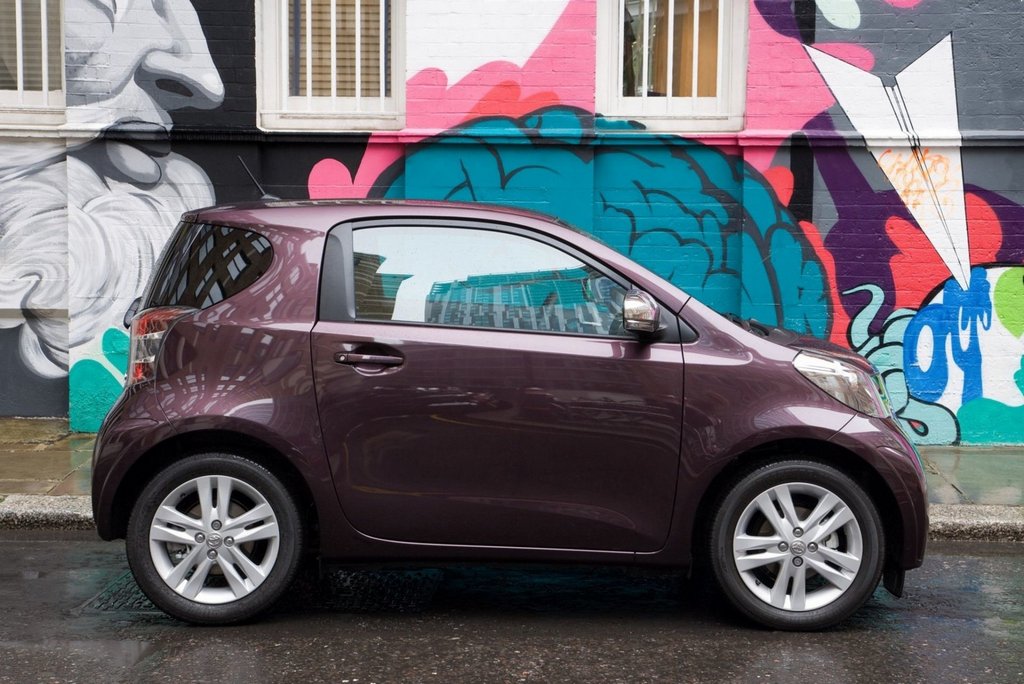 Kompakt tredørs hatchback Toyota iQ
