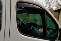 Nissan Primastar 2002–2014 Vindafvisere, indstik (2 stk., HIC) foto 2