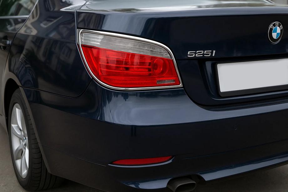 BMW 5-serie E60/E61 2003–2010 Stoplygte-kromcovers (2 stk., plast) Image