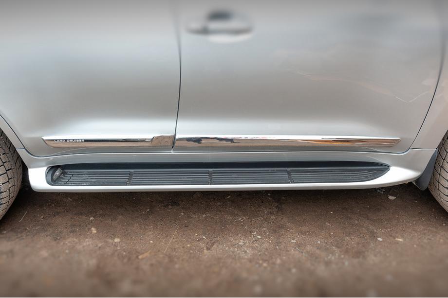 Toyota Land Cruiser 200 2007–2021 Sidetrin med LED (design 2015-2020) Sort farve Foto 3
