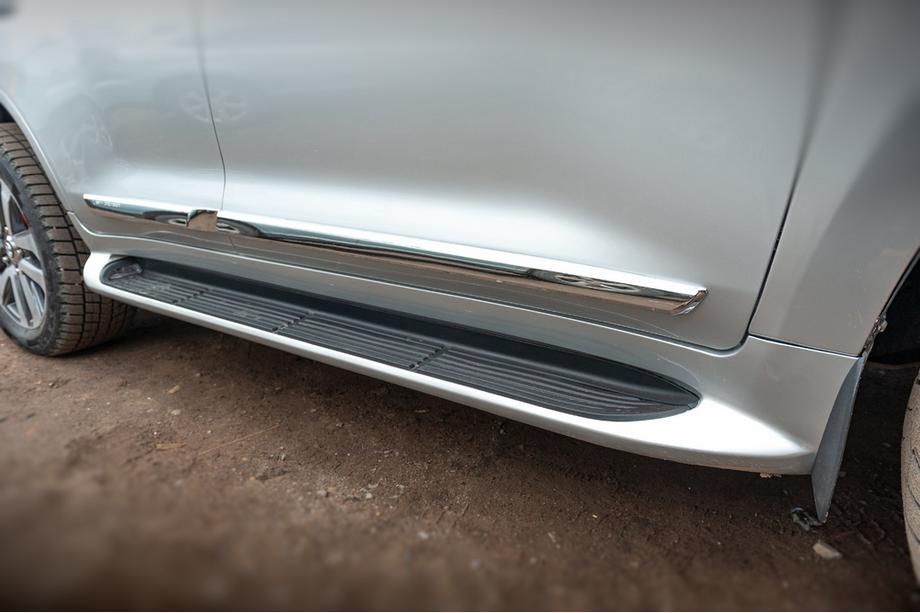 Toyota Land Cruiser 200 2007–2021 Sidetrin med LED (design 2015-2020) Sort farve Foto 2