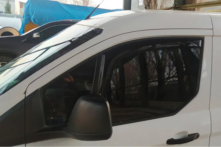 Ford Connect 2014–2021 Vindafvisere, indstik (2 stk., HIC) Image