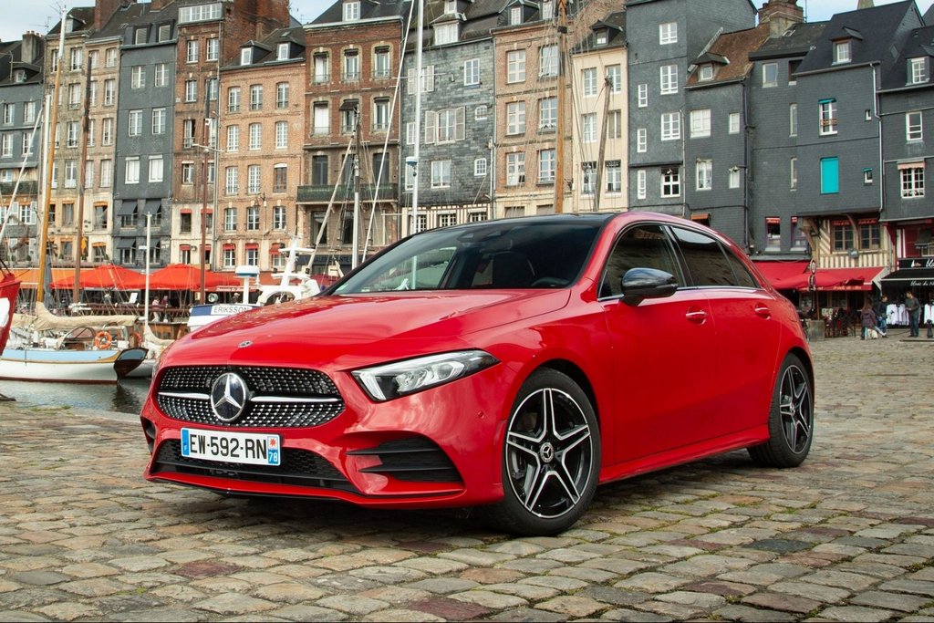 Fem-dørs premium hatchback Mercedes-Benz A-class i fjerde generation