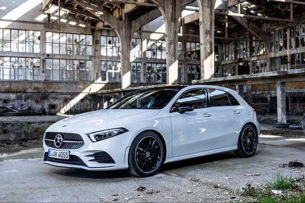 Fem-dørs premium hatchback Mercedes-Benz A-class i fjerde generation