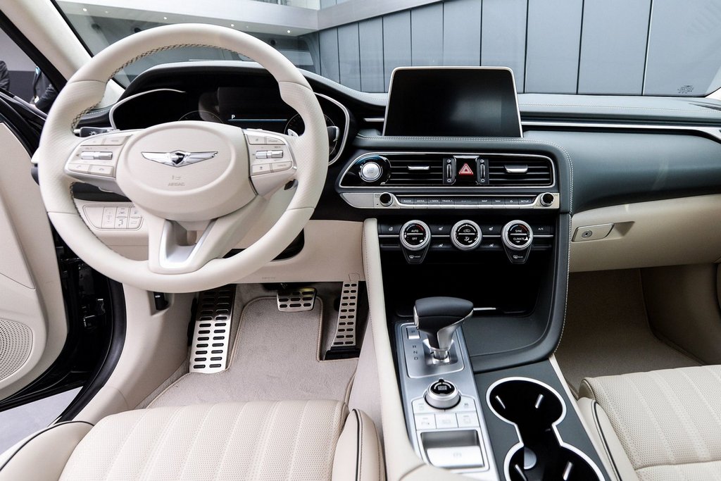 Første generation af sedanen Genesis G70