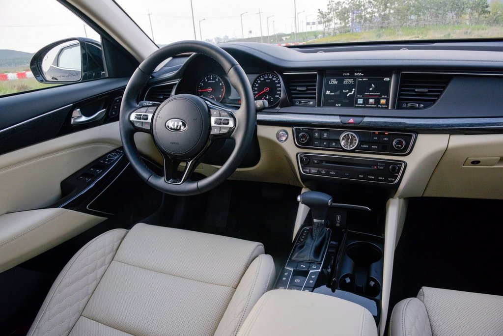 Anden generation af sedanen KIA Cadenza