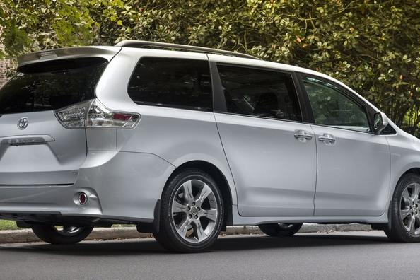 Test af den opdaterede Toyota Sienna minivan i fuld størrelse Foto 3