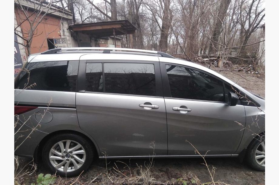 Mazda 5 2010–2018 Tagrælinger i aluminium (krom) Plastfødder Foto 4