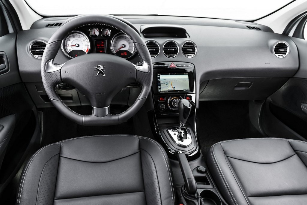 Test af den kompakte sedan Peugeot 408