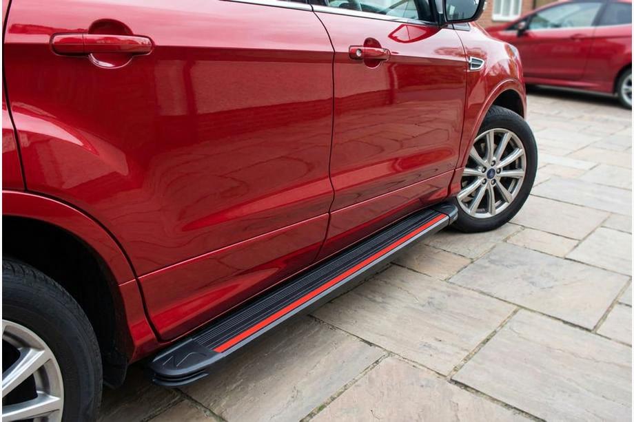 Ford Kuga/Escape 2013–2019 Sidetrin Maya Red (2 stk., aluminium) Med sorte dørbeskyttere Image