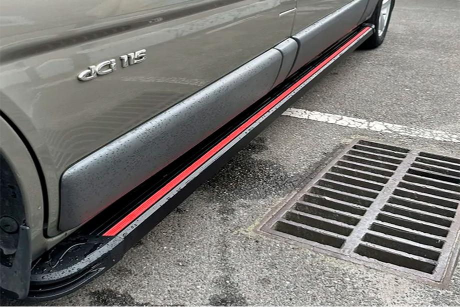 Renault Trafic 2001–2015 Maya Red-Black side steps (2 stk., aluminium) Image