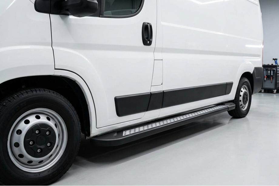 Fiat Ducato 2006–2025 Sidetrin New Vision Black (2 stk., aluminium) Kort akselafstand Image