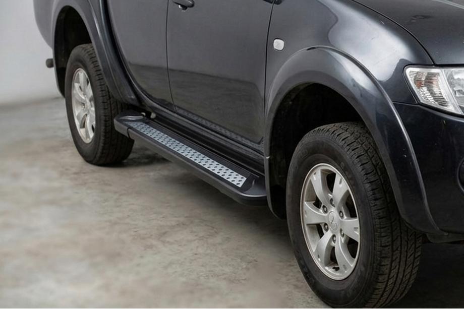 Mitsubishi L200 2006–2015 Sidetrin New Vision Black (2 stk., aluminium) Image