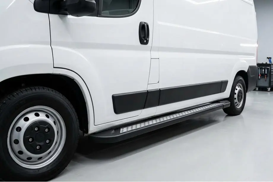 Peugeot Boxer 2006–2025 Sidetrin New Vision Black (2 stk., aluminium) Image