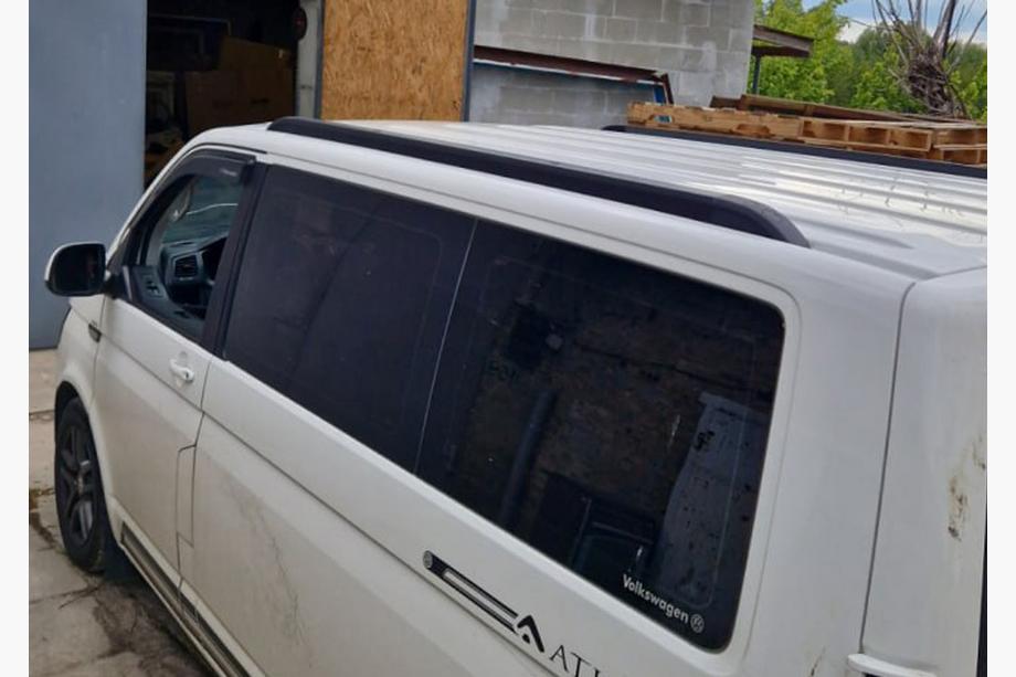 Volkswagen T5 Caravelle 2004–2010 Integrerede tagrælinger (sorte) Kort akselafstand Foto 43
